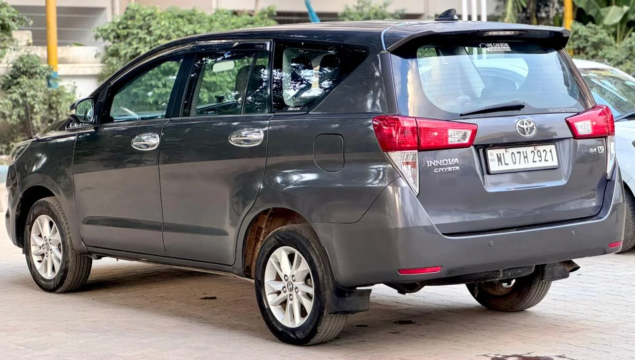 Toyota Innova Crysta - Thumbnail 4